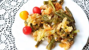 Дуэт цветной капусты и стручковой фасоли. Овощи приготовлены с мясом в пикантной заливке.