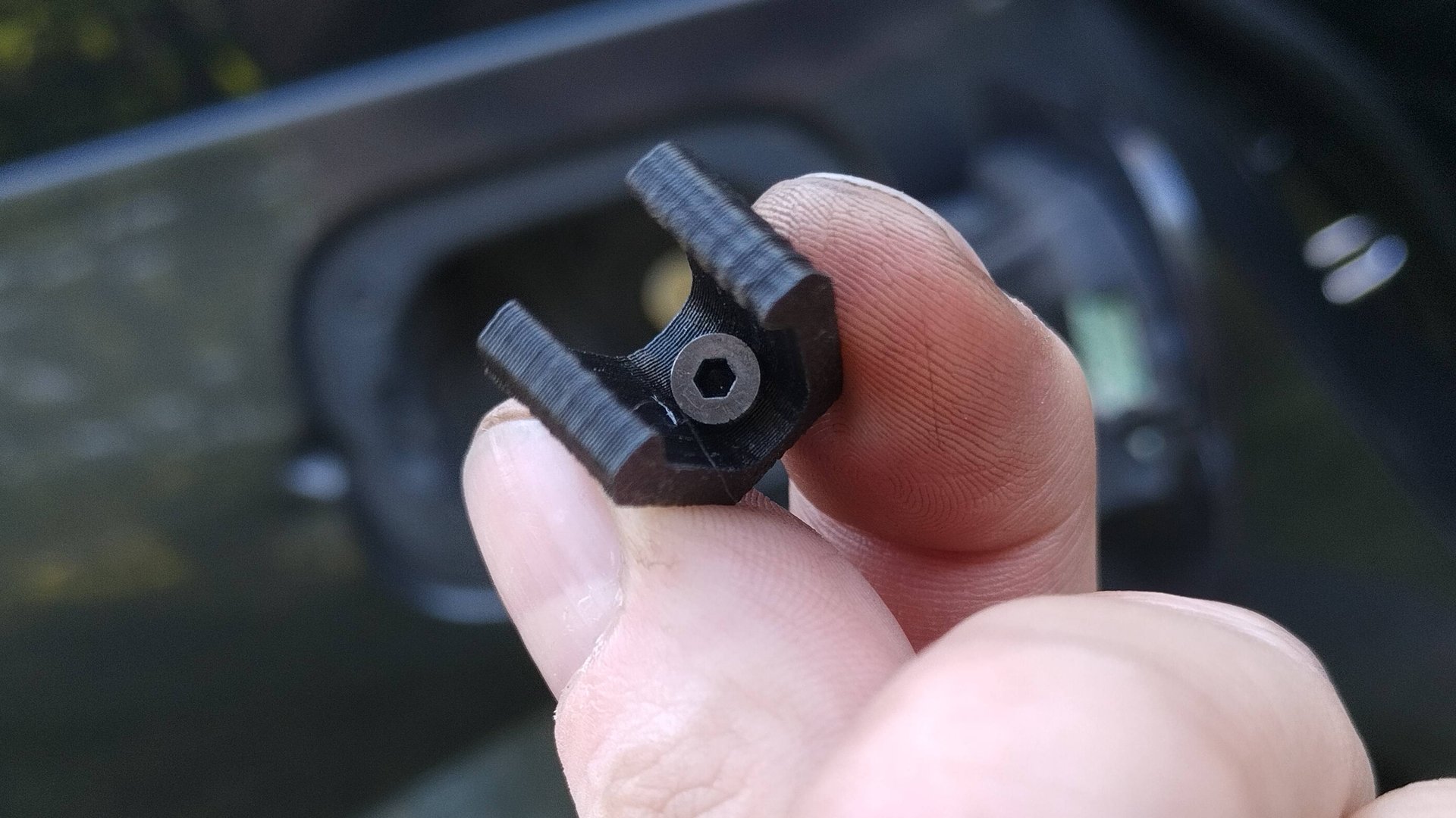 Новый фиксатор крышки лючка бензобака