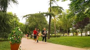 BUSHMAN PRANK SCARING PEOPLE IN PARQUESUR !!!