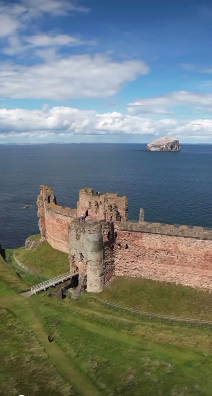 Рядом с городом Северный Бервик находятся развалины замка Танталлон, построенного в средние века.... смотреть онлайн