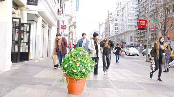 BUSHMAN PRANK_ SCARING PEOPLE DURING THE DAY IN MADRID !!!