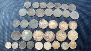 Десятки монет на берегу реки!