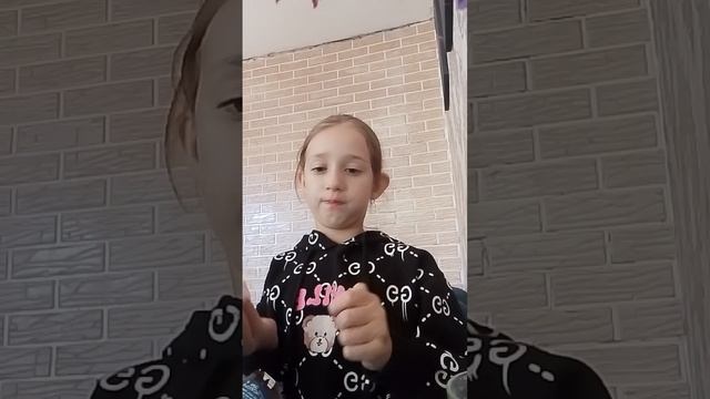 Милана ест сухарик смотреть онлайн