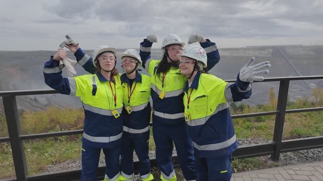 На ОЭМК и Лебединском ГОКе запустили новые профориентационные маршруты для школьников смотреть онлайн