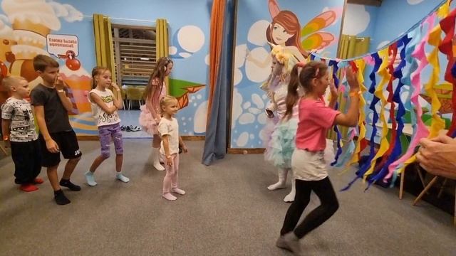 Ника с Аней на дне рождении Маши в Мисти парке! Маше 11 лет! Маша спела песню! смотреть онлайн