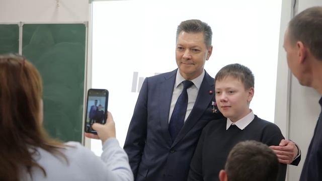 В добрый путь: школьники Королева получили паспорта из рук Героя России смотреть онлайн