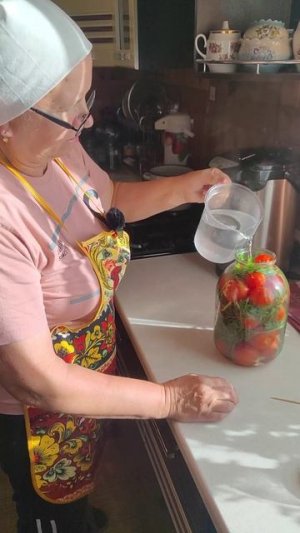 Тот самый рецепт помидоров с морковной ботвой.