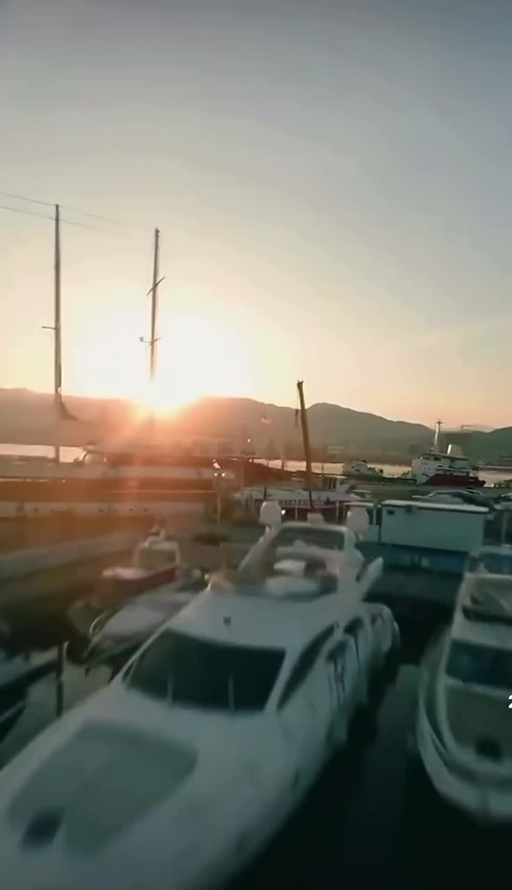 Батуми - это город на берегу Черного моря, который известен как летняя столица Грузии. Туристы пр... смотреть онлайн