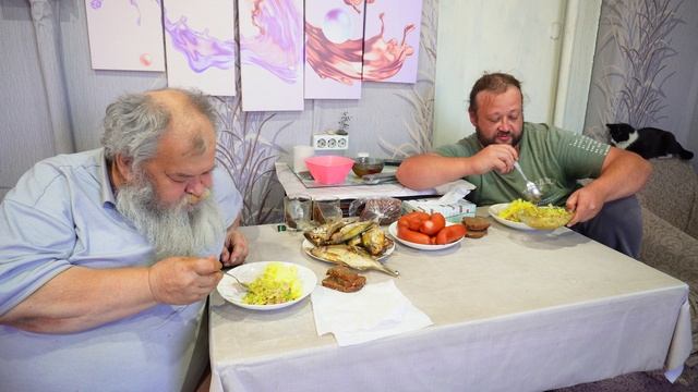 ВКУСНО КУШАЕМ ВСЕЙ СЕМЬЁЙ КОЛБАСА С РЫБОЙ СОЧЕТАНИЕ ЗАМЕЧАТЕЛЬНОЕ БЫТ В СИБИРИ смотреть онлайн