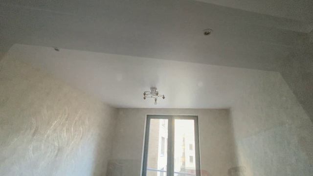 Натяжные потолки в квартире на обычном примыкании, с небольшими дизайнерскими элементами. смотреть онлайн