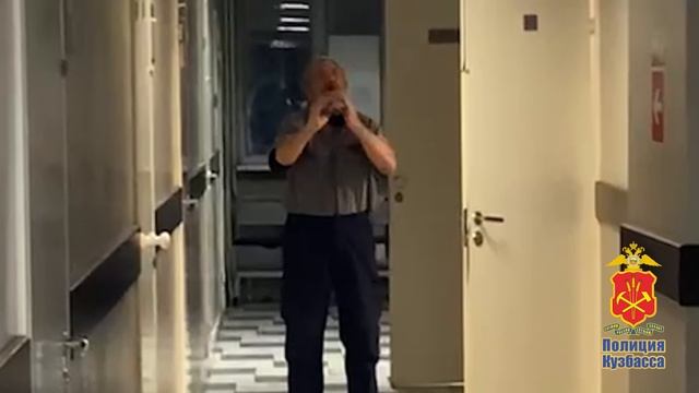 В Кемерове полицейские задержали грабителя, который похитил у уличного музыканта деньги и кларнет смотреть онлайн