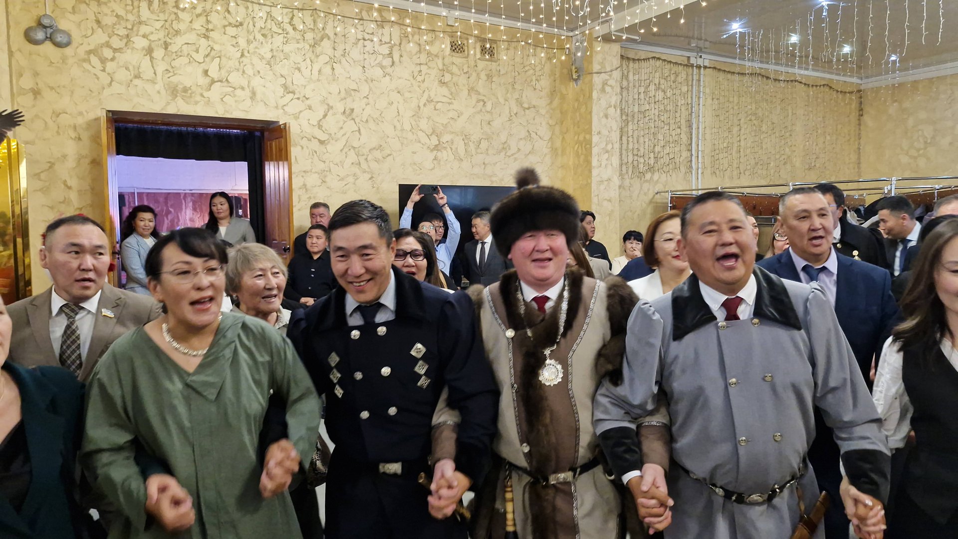 Осуохай на инаугурации Главы МР "Хангаласский улус" Сергея Гребнева. Запевает Андриан Белолюбский смотреть онлайн