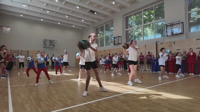 В лицее № 3 им. С. П. Угаровой после капитального ремонта открылся спортзал смотреть онлайн