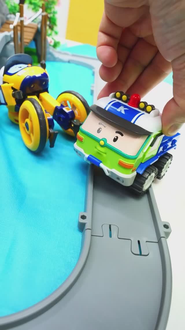 Гонка робокаров закончилась падением в пруд! Кто спасет Дрони?🚗 #машинкидлядетей #игрушкидлядетей смотреть онлайн