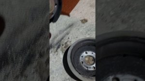 Шоркающий, трущий звук, скрежет металла, звук из под колес, чистка барабанов лада гранта