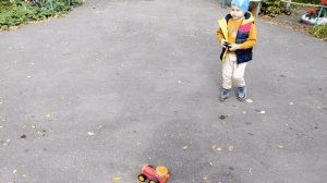 Серёжа катает трактор на детской площадке