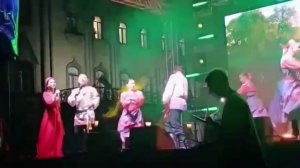 Песня: «Одинокая стою на берегу»