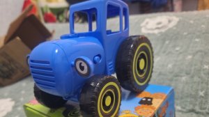 Синий трактор по полям по полям едит к нам