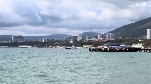ГЕЛЕНДЖИК пляж Солнечная сегодня 26 сентября 2025. Море и погода в Геленджике сейчас. Обстановка смотреть онлайн