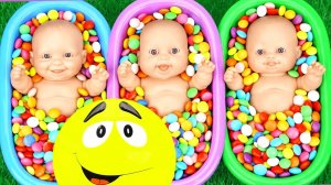 Мультики для малышей и детей. Смешиваем конфеты M&M's и волшебный слайм. Смотреть онлайн для детей