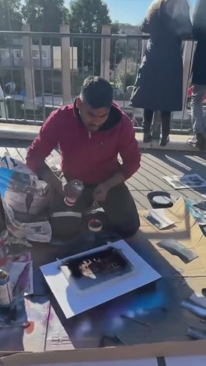 Мужчина обратился к уличному художнику с просьбой украсить его ноутбук рисунком. Настоящий талант!