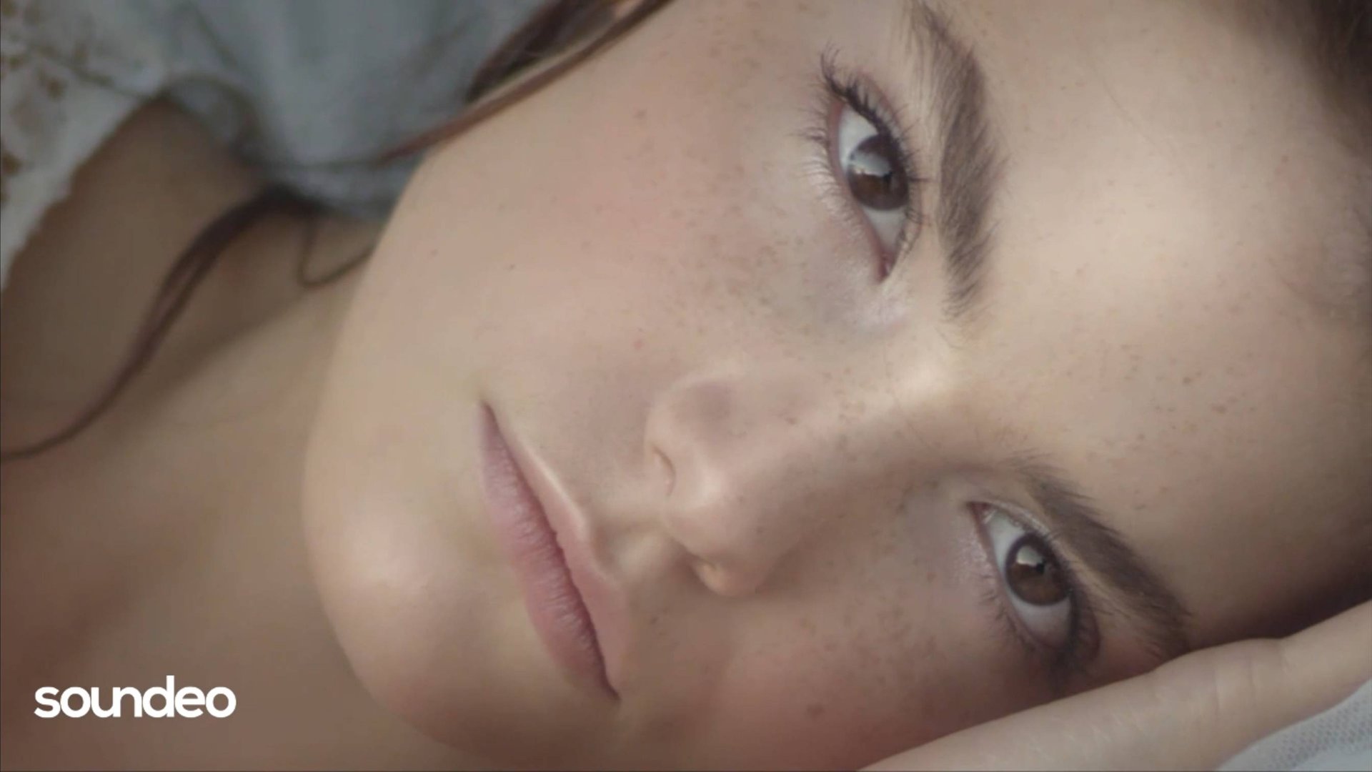 Röyksopp - Here She Comes Again (Smile Remix) смотреть онлайн