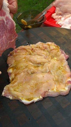 Аха готовит мясо