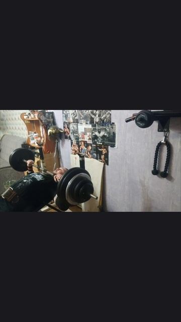 Жим лёжа на наклонной скамье 135 кг. (Shorts)