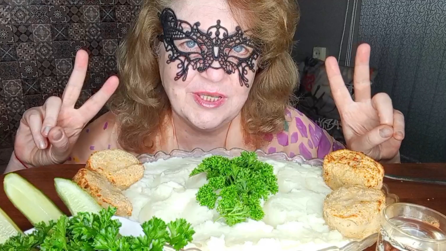 "ПЮРЕ ОГУРЧИКИ И РЫБНЫЕ КОТЛЕТЫ А ЗЕЛЕНЬ ОТГОЛОСКИ ЛЕТА" МУКБАНГ/ЕДАНАКАМЕРУ/ смотреть онлайн