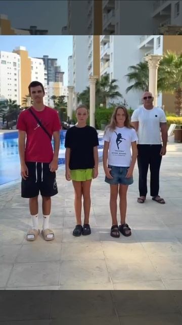 Это не слёзы, просто в глаз что-то попало😭