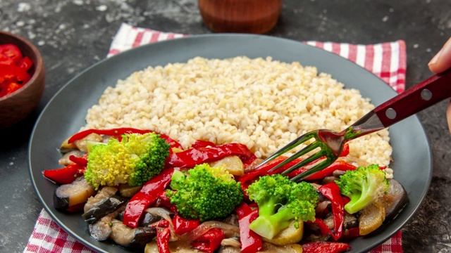 Тяхан с курицей и овощами смотреть онлайн