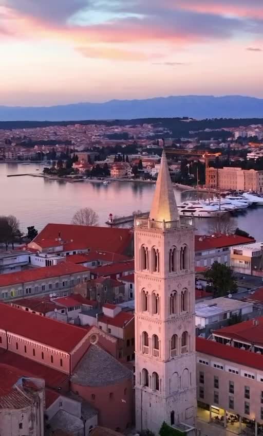 Задар - это город в Хорватии с богатой историей, включающей в себя средневековые церкви и римские... смотреть онлайн