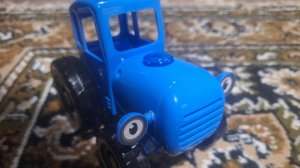 Синий трактор по полям едит к нам