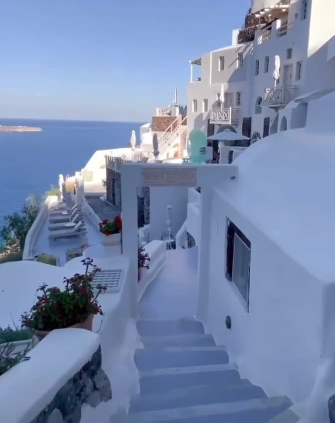 На острове Тира можно встретить удивительные белоснежные дома с яркими синими деталями, создающим... смотреть онлайн