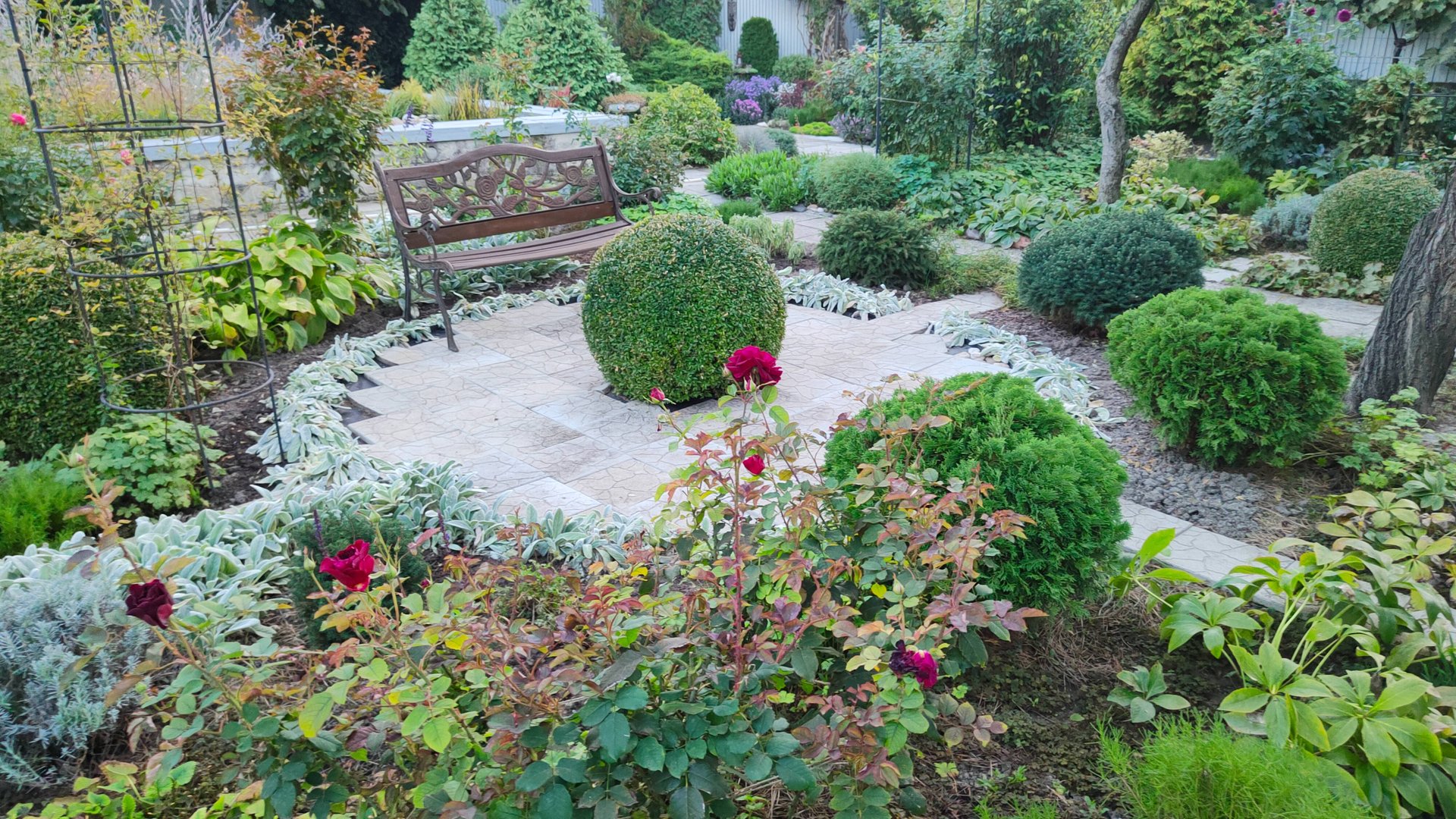 Закончили ремонт площадки и что ещё цветет в южном саду 18.09. и 23.09.2025 г. Пятигорск. смотреть онлайн