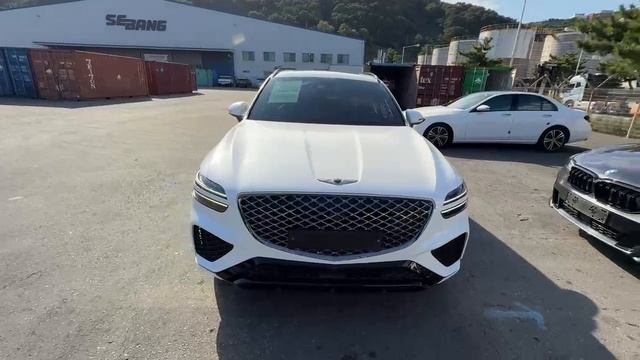 GenesisGVv70 из Южной Кореи.