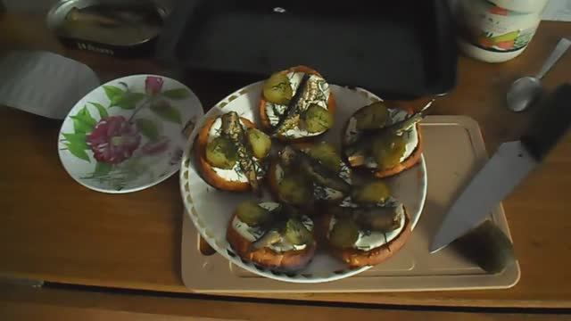 Быстрый завтрак .Бутерброд со шпротами и огурцом.