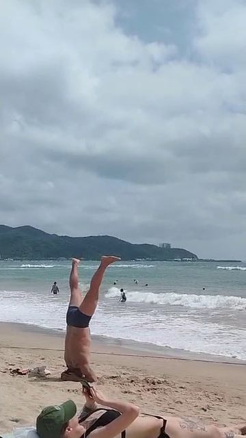 Пляж Нячанг, местные делают зарядку. смотреть онлайн