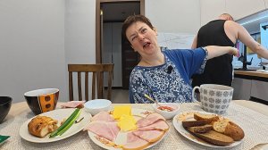 Мукбанг Вован ОТЛИЧИЛСЯ! Деликатный РАЗГОВОР назрел сам собой! Семейный обед в России