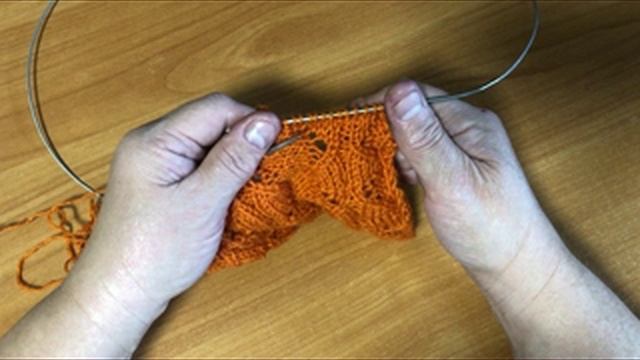 Красивые объёмные дорожки на изнаночной глади. Узоры спицами смотреть онлайн