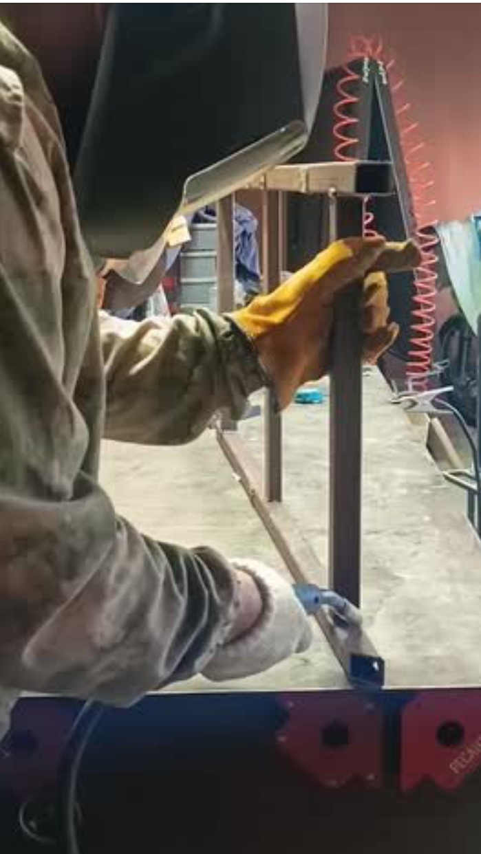 Улучшение гаражного проСранства. Вешаю телек. смотреть онлайн