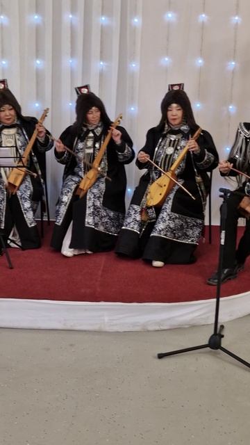 На инаугурации главы Хангаласского улуса Сергея Гребнева играют на кырыымпа 26.09.2025 г. смотреть онлайн