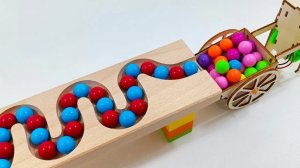 Скатываем шарики, спасая кошку. Видео для детей. #дети #видеодлядетей