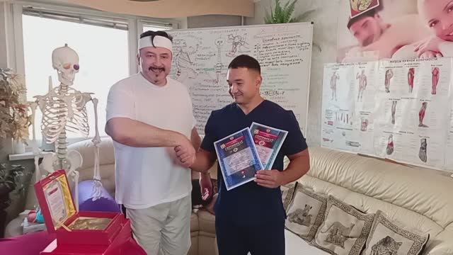 Новый мануальный терапевт прошел сертификацию и готов к работе. Награждение и клятва. Петр Узультаев смотреть онлайн