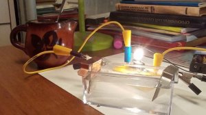 Физика 8 класс. Тема: Электрический ток в жидкостях. Закон для Фарадея для электролиза.