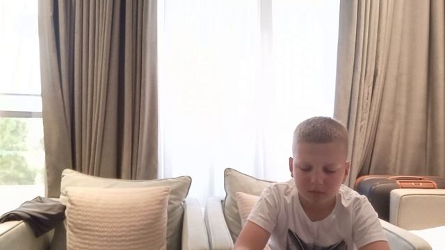 сравнение FEASTABLES и HERSHEY'S