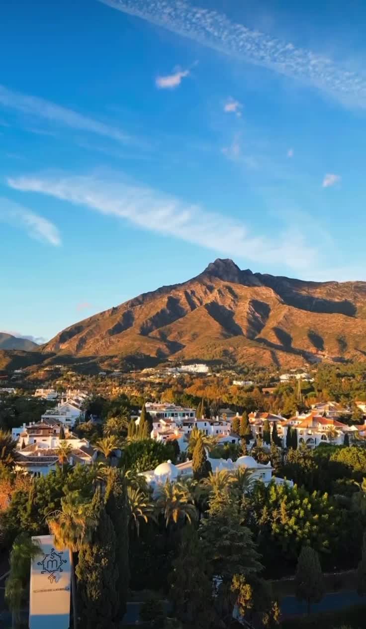 Марбелья - крупный испанский курорт в провинции Малага, где раньше часто встречались известные ли... смотреть онлайн