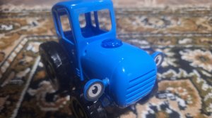 Синий трактор по полям