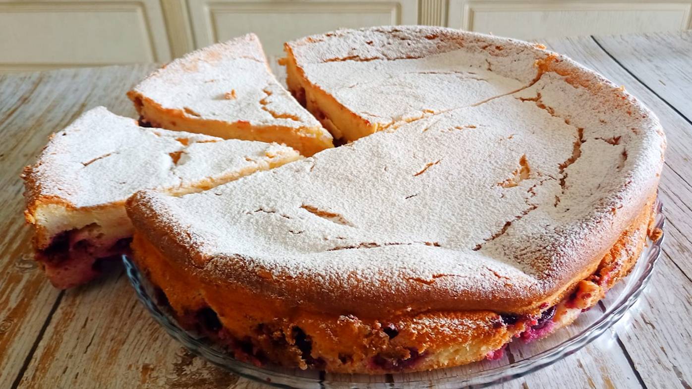 Пирог с творогом и вишней. Нежная выпечка без муки! смотреть онлайн