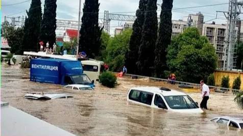В Сочи опять мощный ливень, затопило дороги. смотреть онлайн